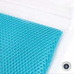 Gefaltetes Musterstück des ByAnnie's Lightweight Mesh in Parrot Blue freigestellt ohne Verpackung.